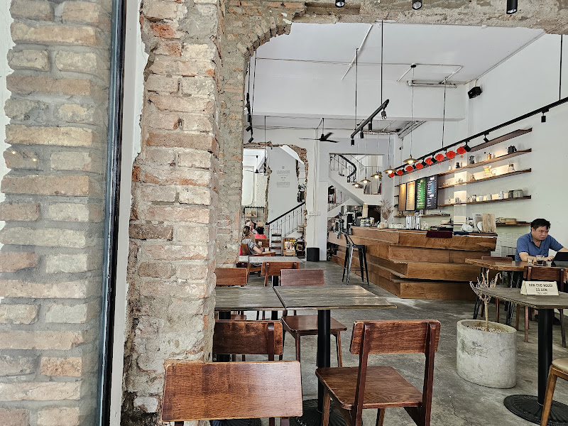 Góc ngồi gỗ ấm trong Coffee Hut