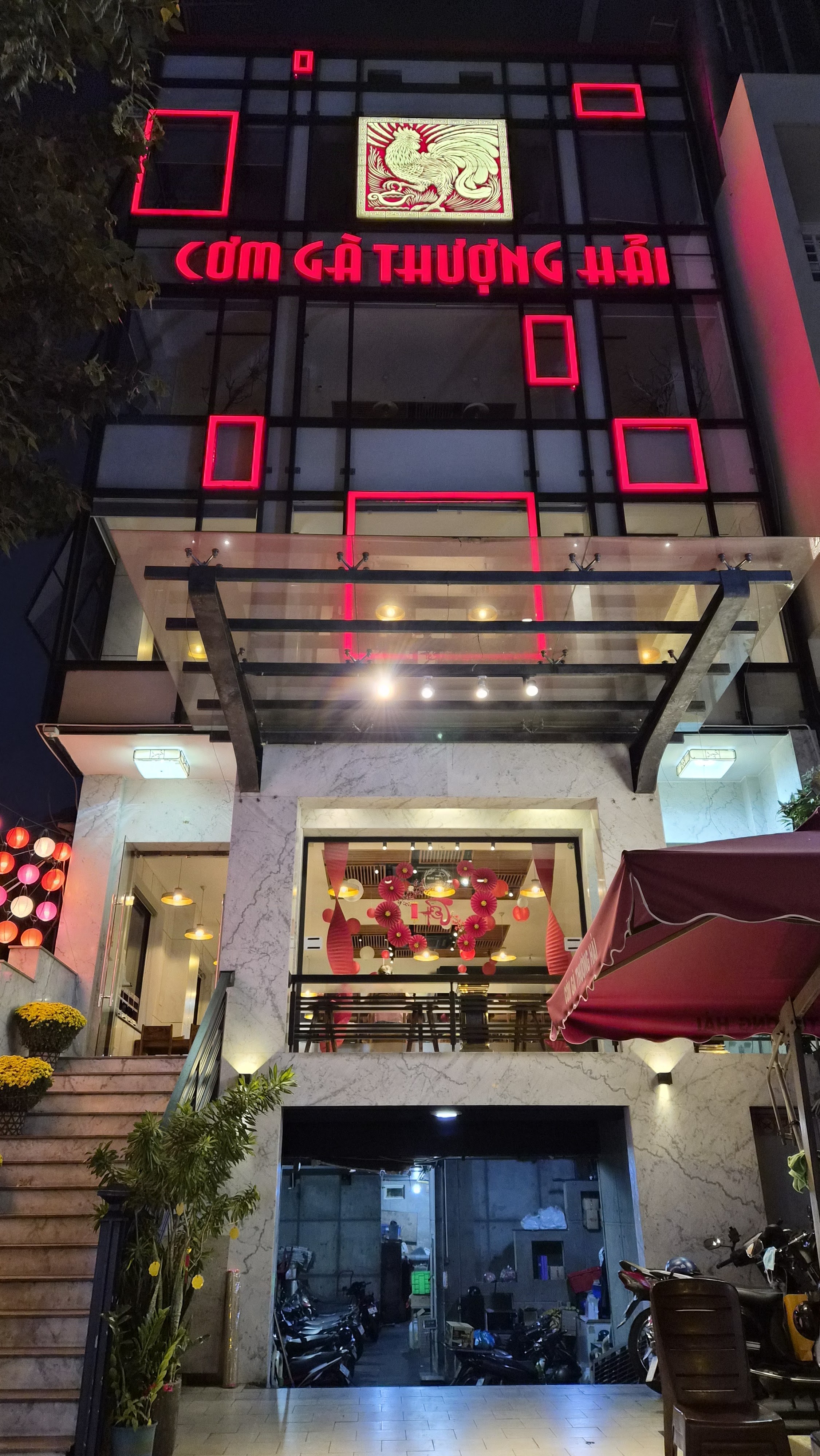 Mặt tiền biển neon đỏ về đêm