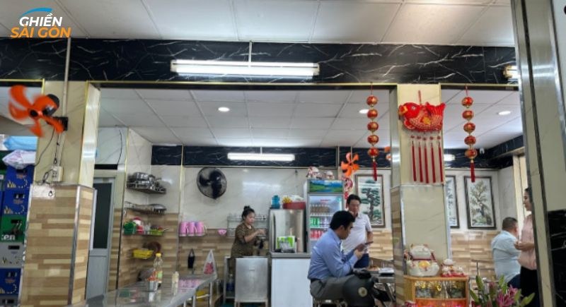 Không gian quán Cơm Tấm Bé Bự ở 221 Nhật Tảo