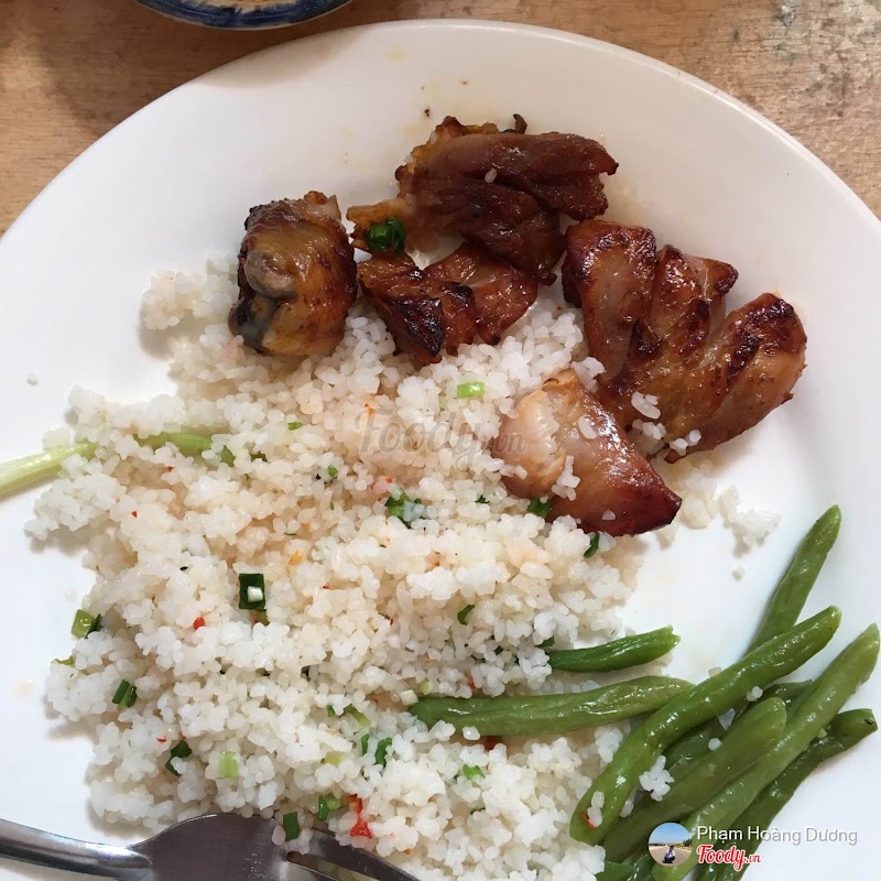 A broken-rice plate at the shop