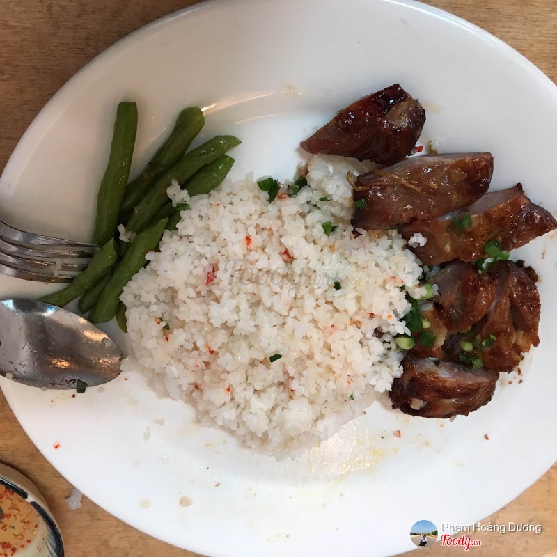 A broken-rice plate at the shop
