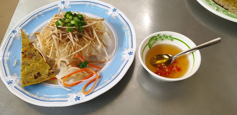 A plate of broken rice at the shop
