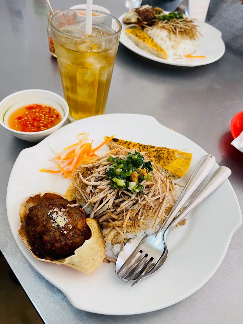 A plate of broken rice at the shop