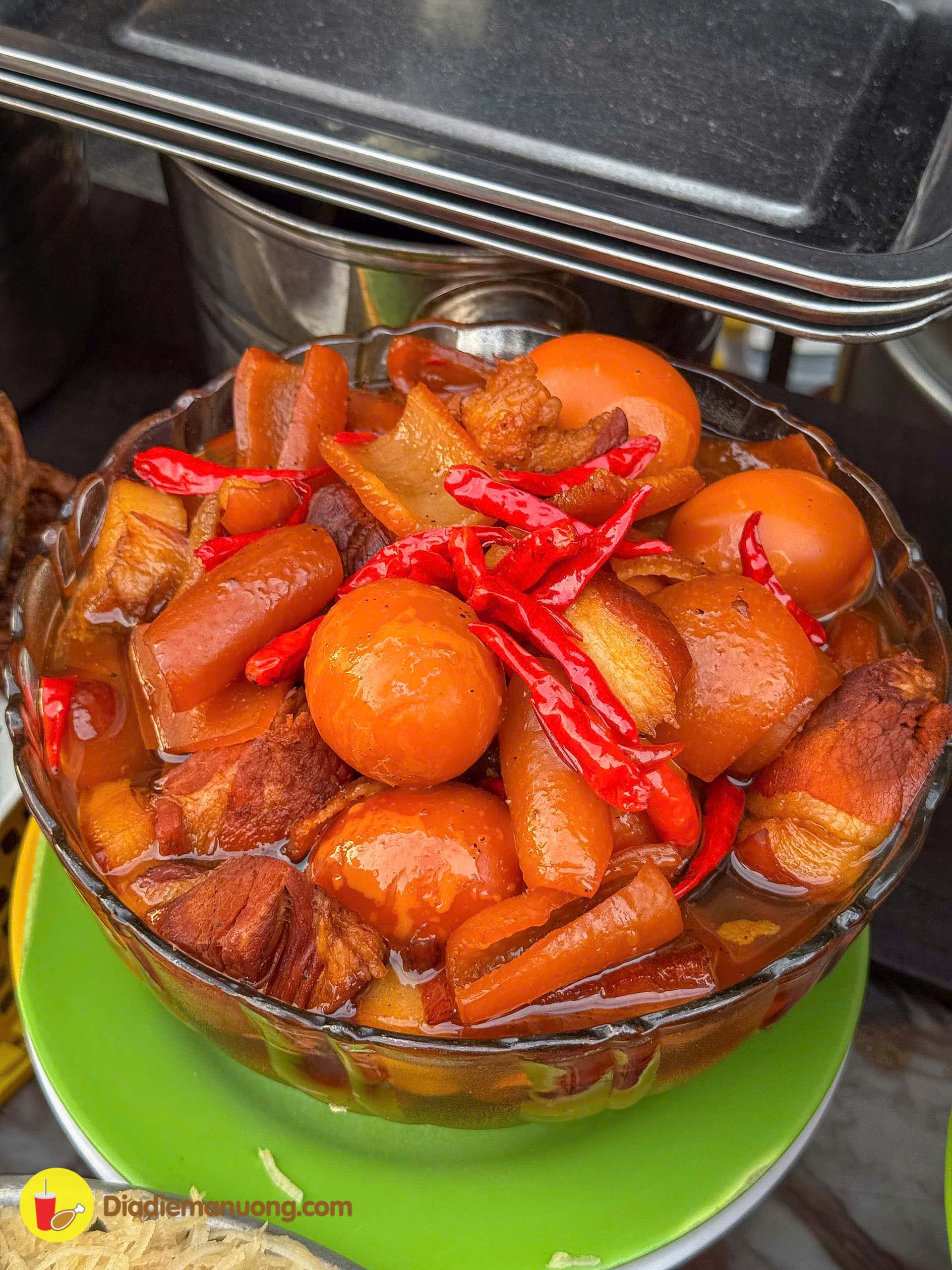 <hl>산처럼 쌓인</hl> 반찬 진열