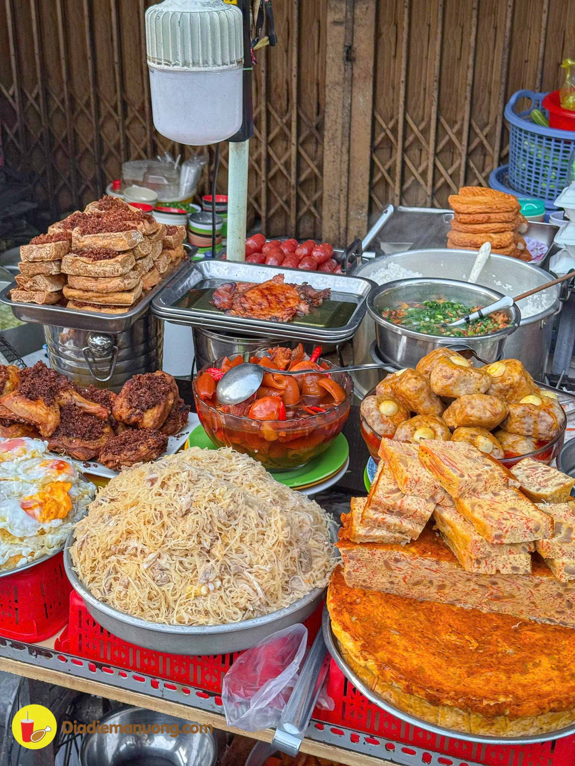 <hl>산처럼 쌓인</hl> 반찬 진열