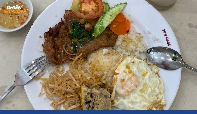 Com tam on the Kieu Giang branded plate