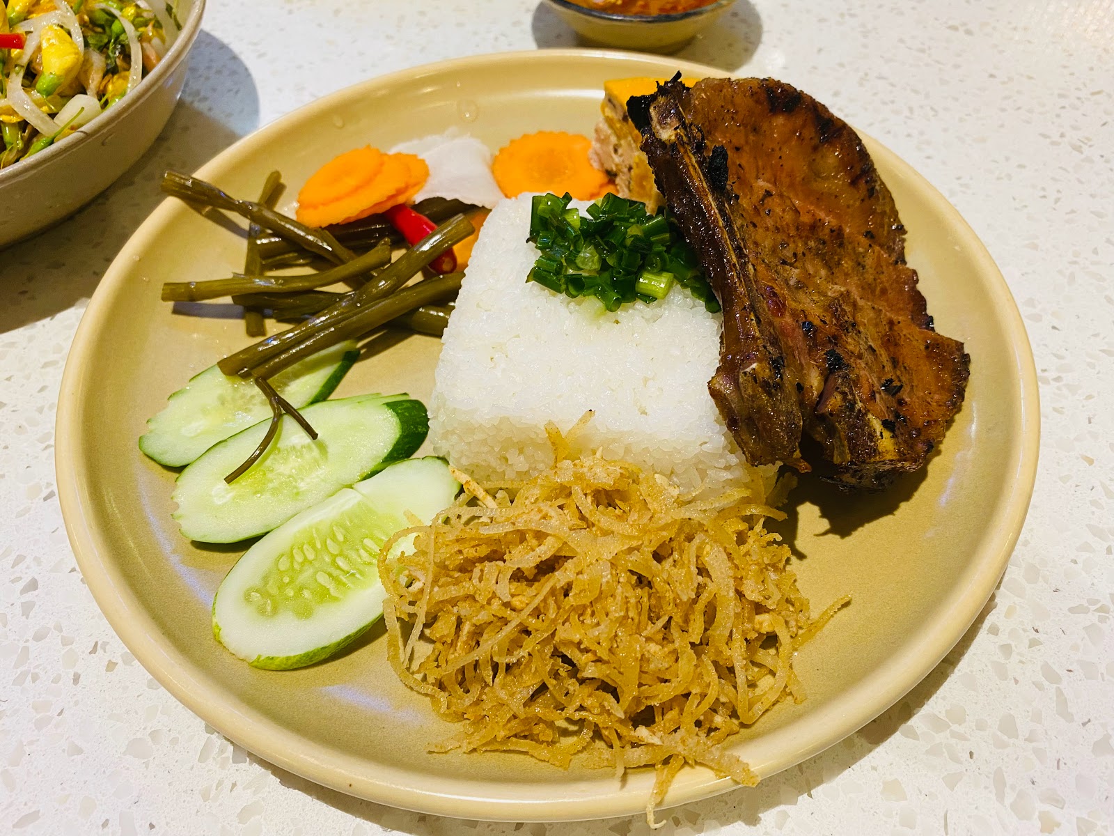 Dĩa cơm sườn bì cận cảnh