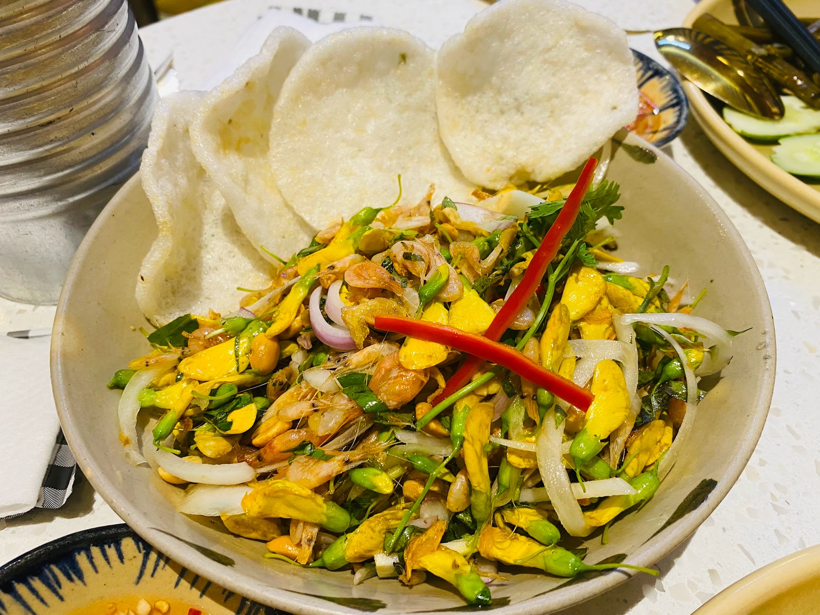Gỏi tôm thịt với bánh phồng tôm
