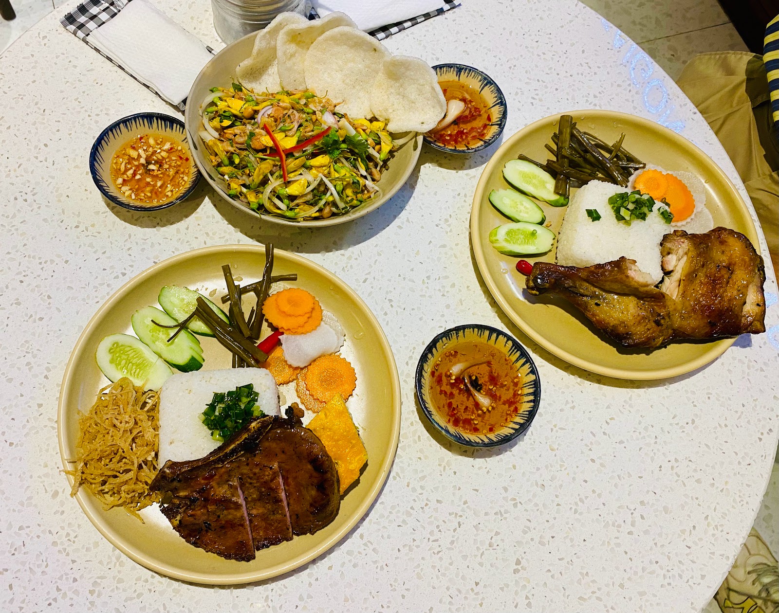 Mâm cơm trưa: sườn, gà, gỏi