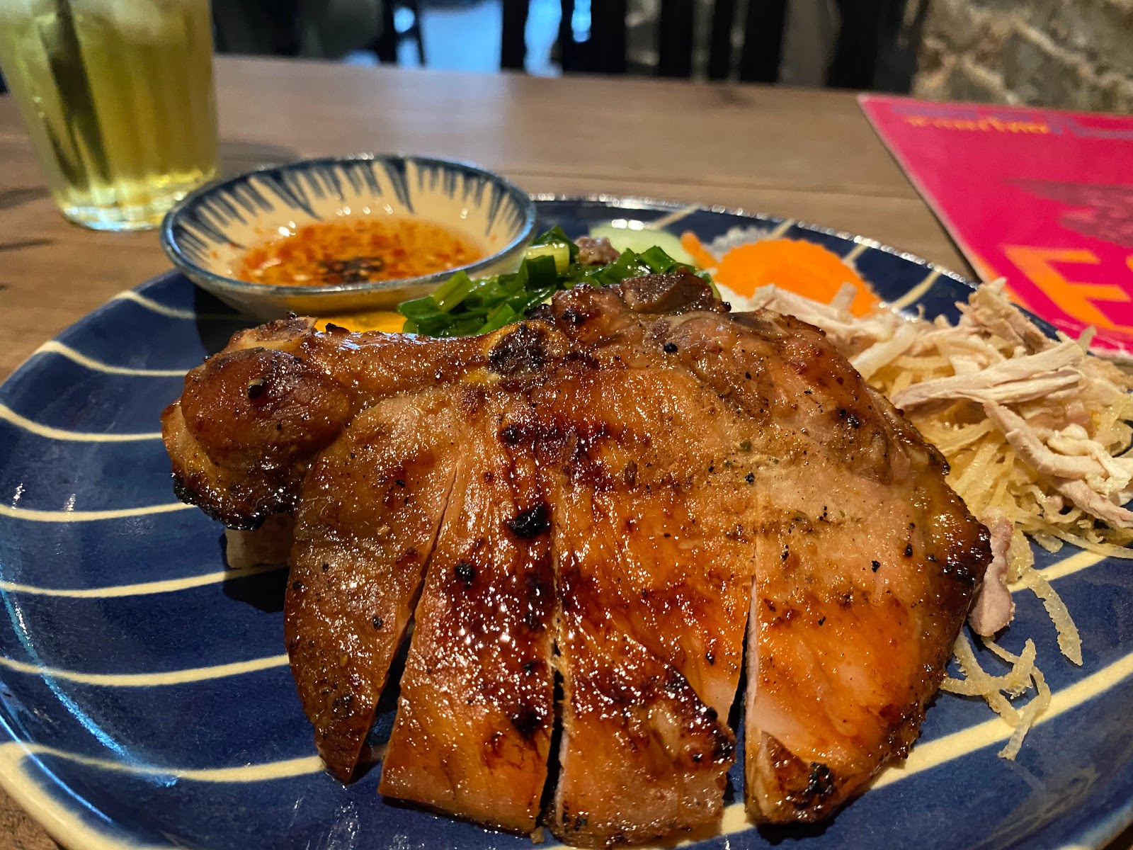 Miếng sườn nướng than cận cảnh