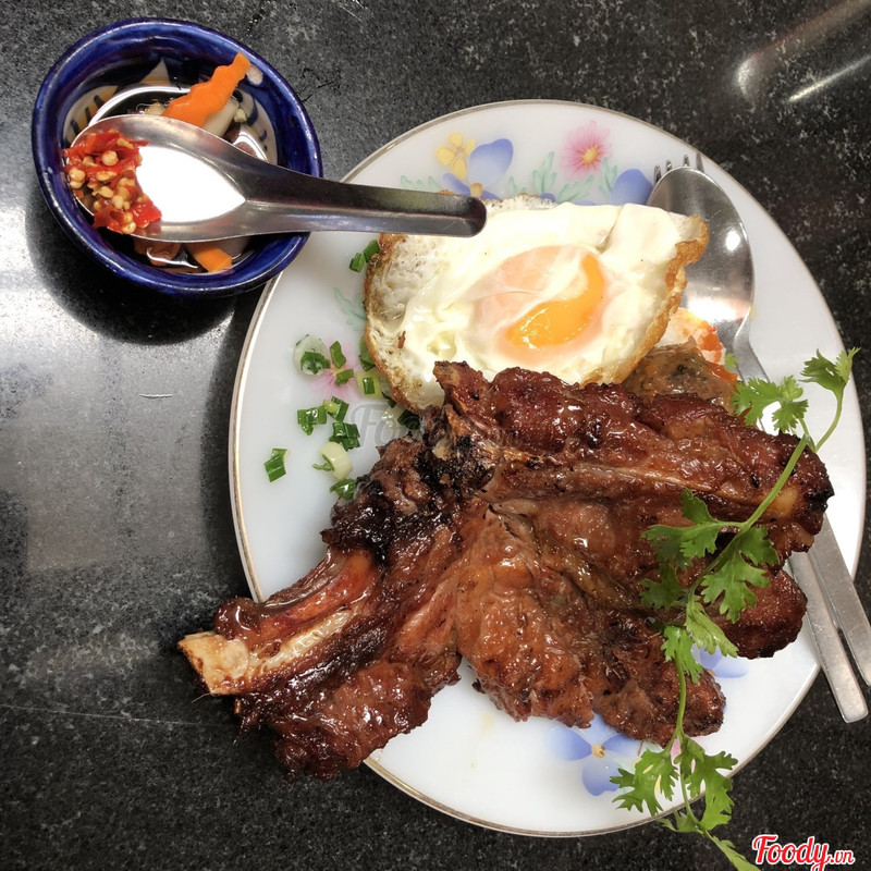 반숙 계란 후라이를 곁들인 갈비