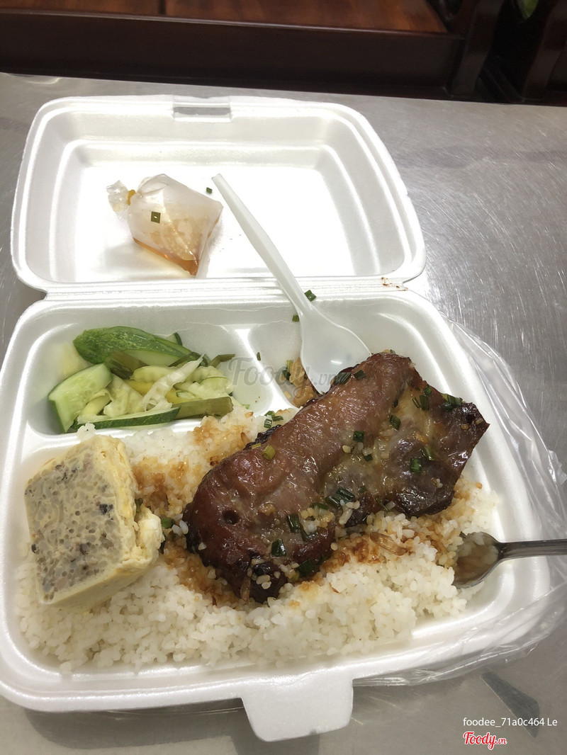 비, 짜, 피클이 담긴 갈비 도시락