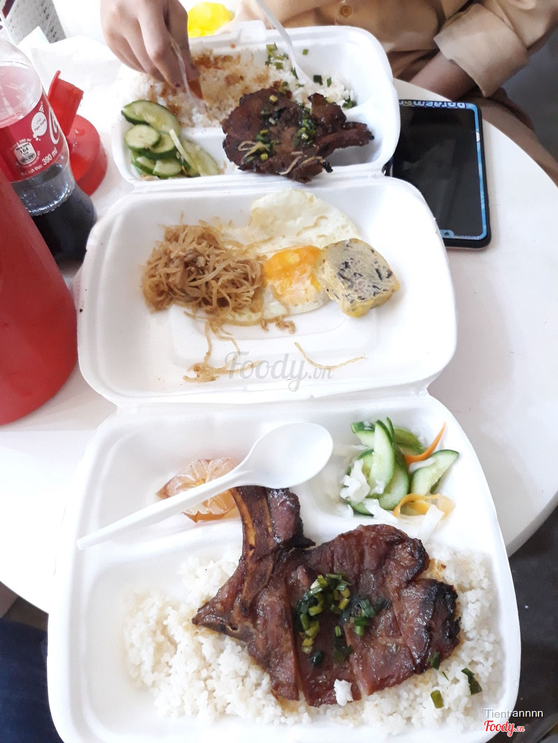 테이블 위 갈비 도시락 세 개