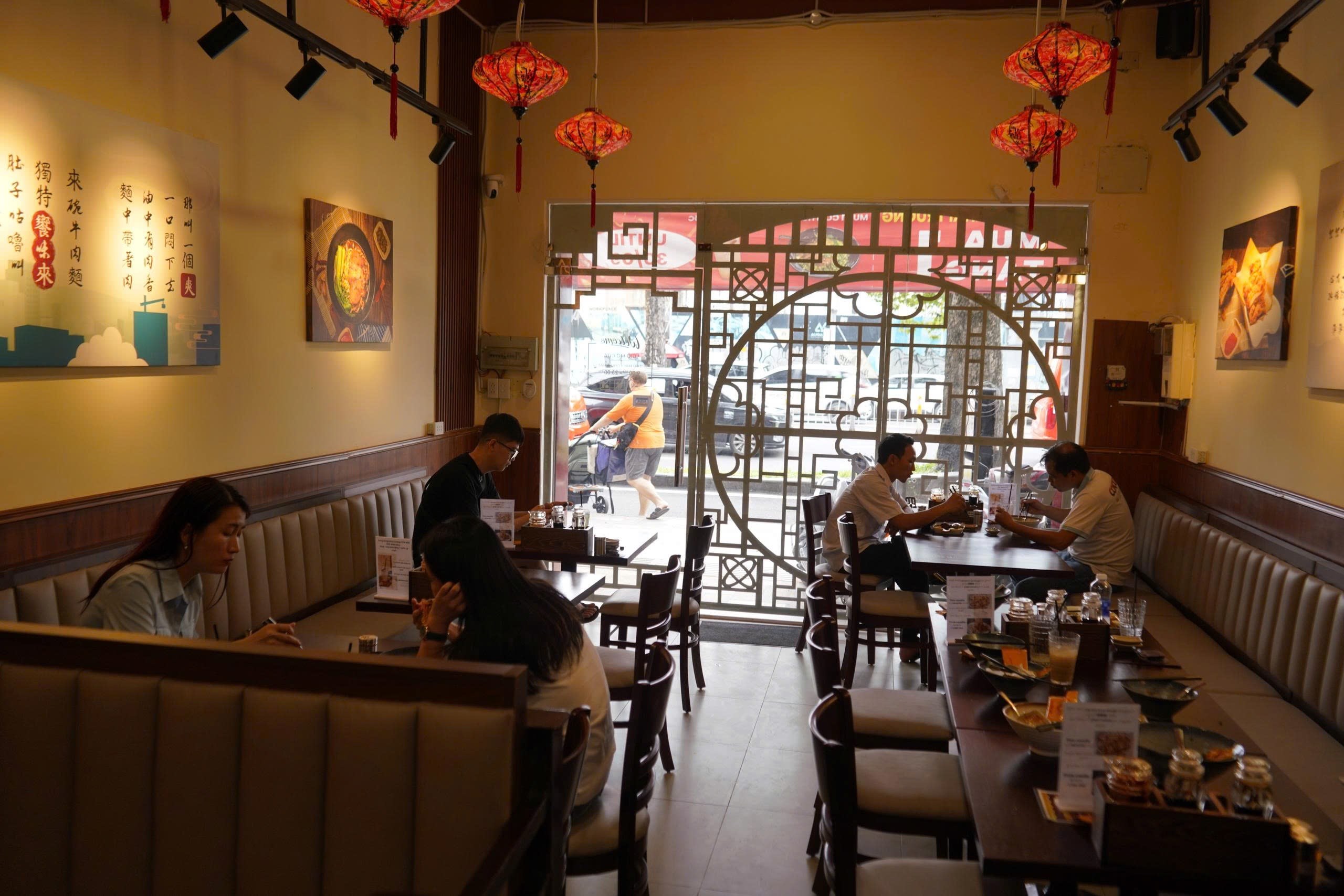 Lunchtime atmosphere