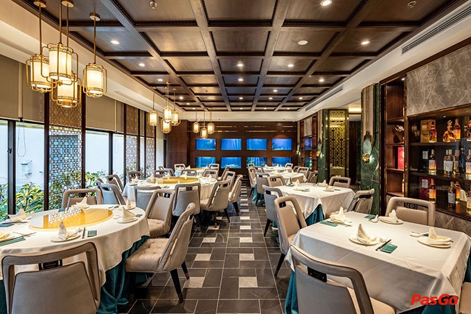 Sảnh lớn Crystal Jade Palace — trần gỗ coffered, đèn lồng đồng, bàn tròn khăn trắng