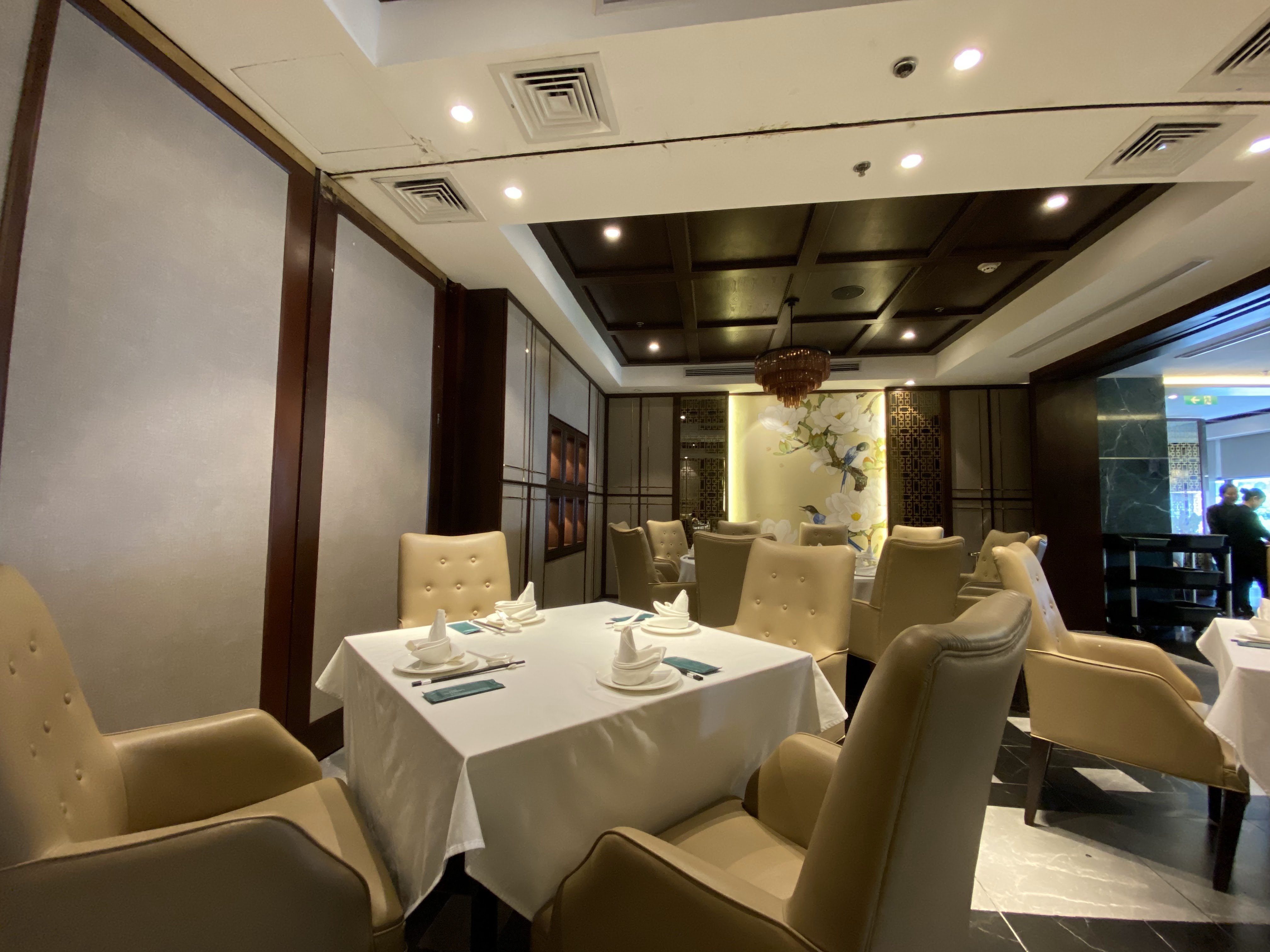 Phòng riêng: ghế champagne, khăn trắng, tranh mộc lan vẽ tay