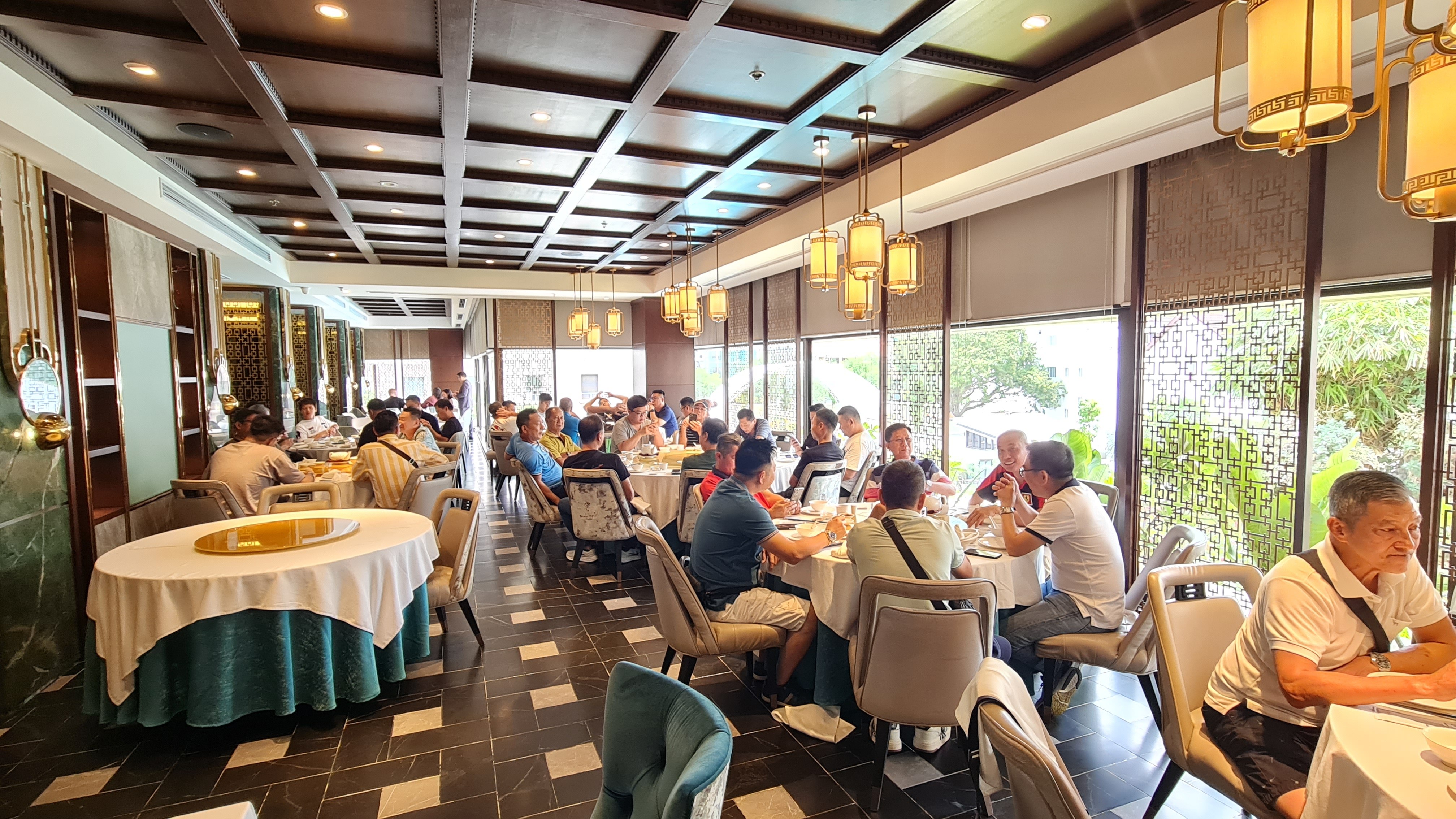 Giờ trưa đông đúc: các bàn tròn kín khách