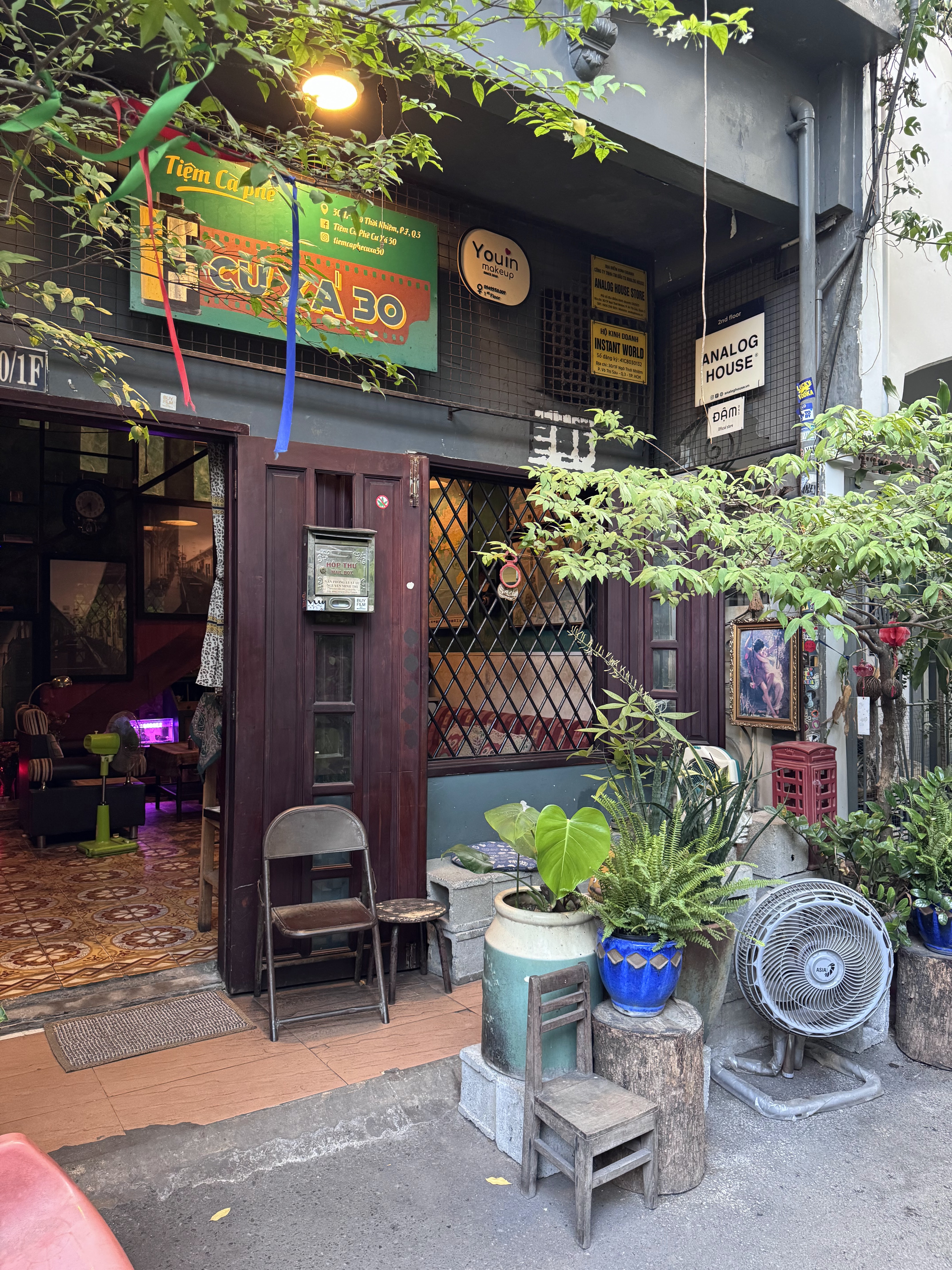 간판 옆 흰색 30/1F 명판