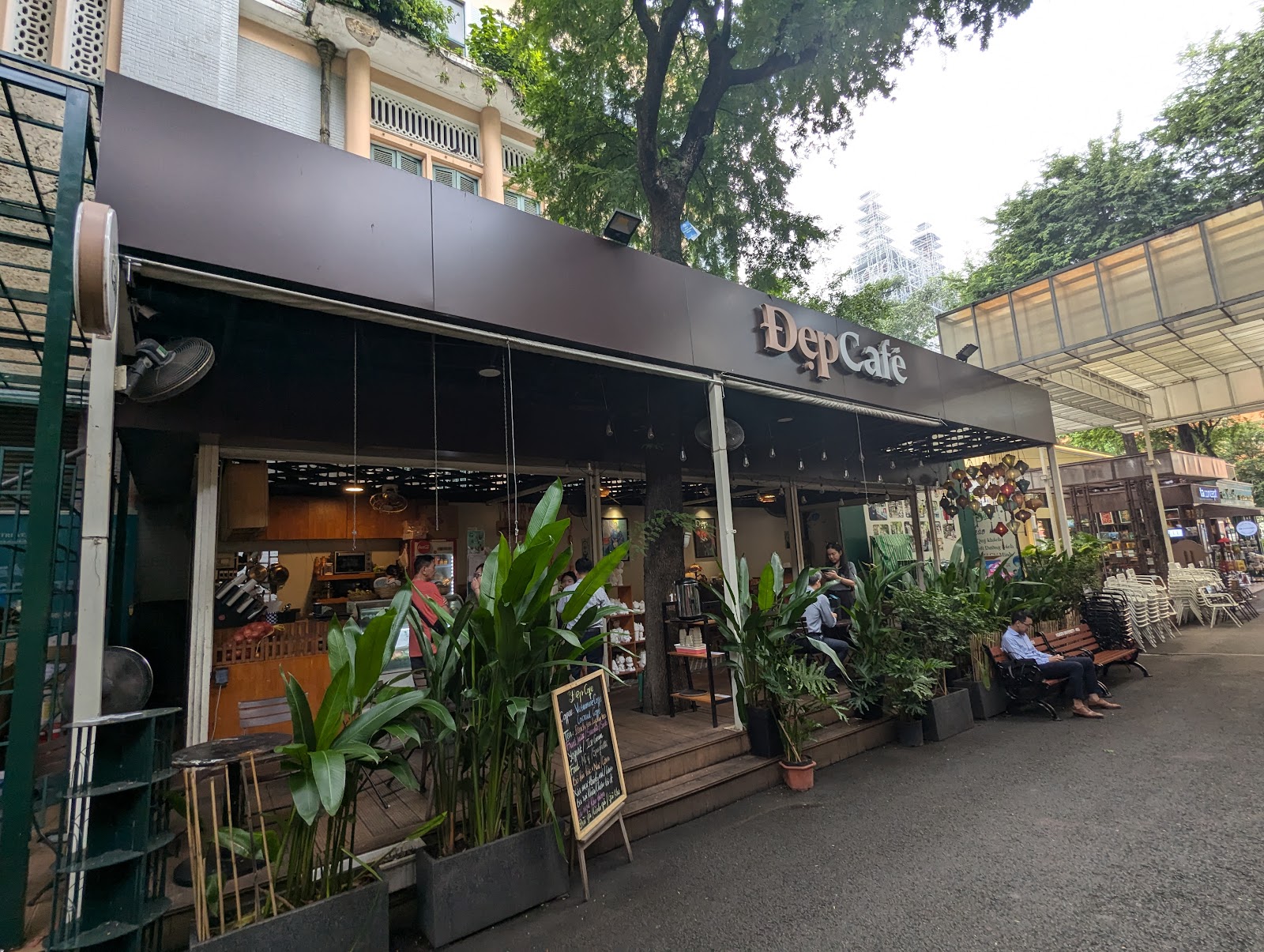 Đẹp Café's front at 3 Nguyen Van Binh