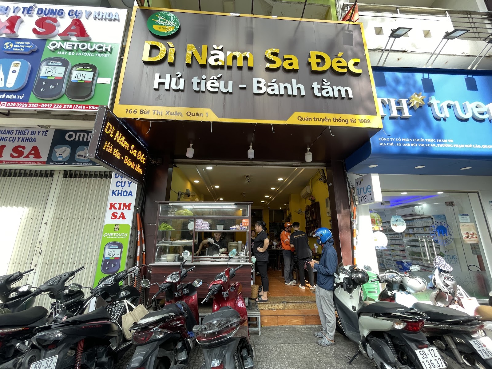 Mặt tiền quán Dì Năm Sa Đéc trên phố Bùi Thị Xuân