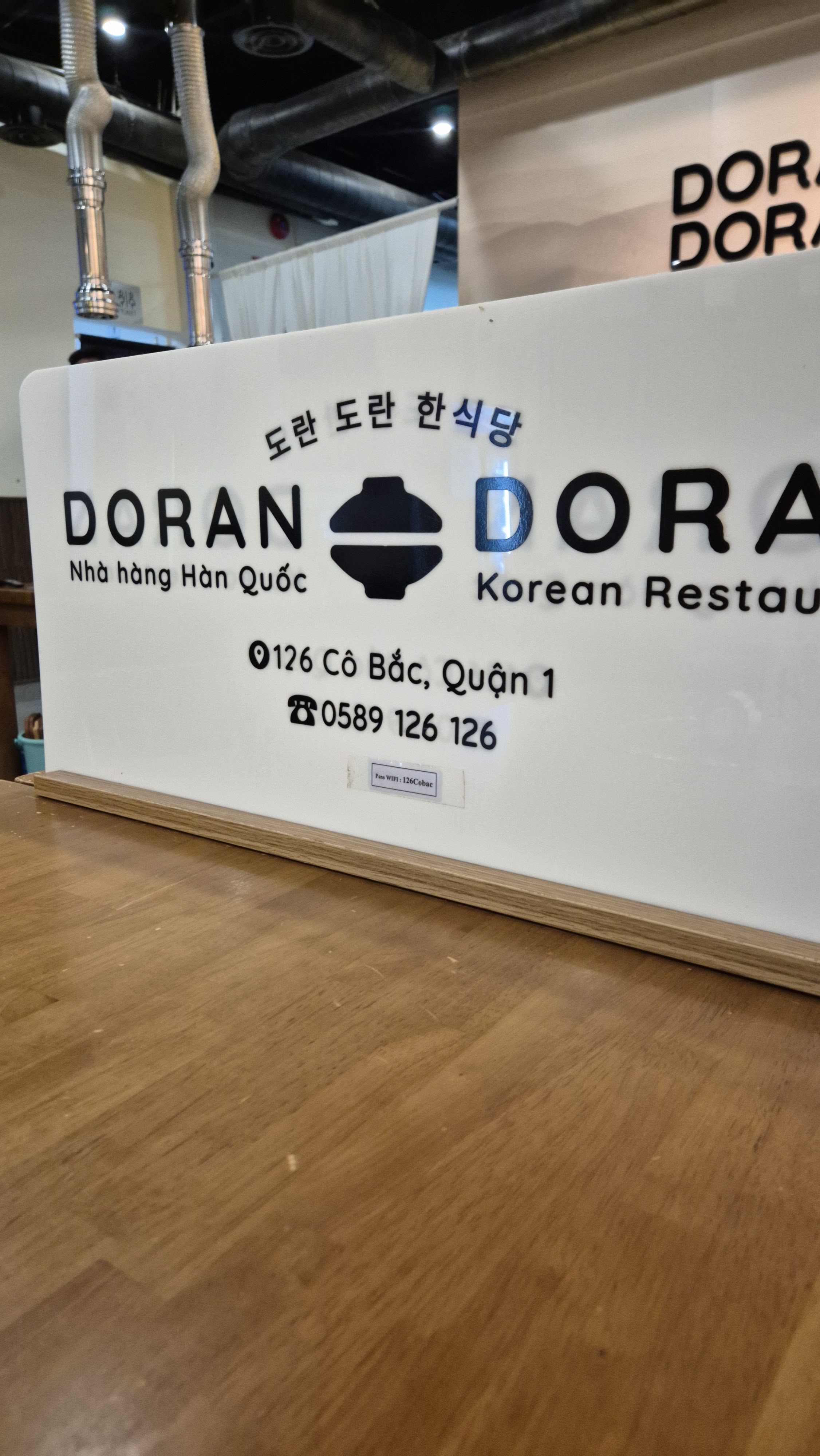 Biển trong quán Doran Doran: logo nồi đá dolsot, 도란 도란 한식당