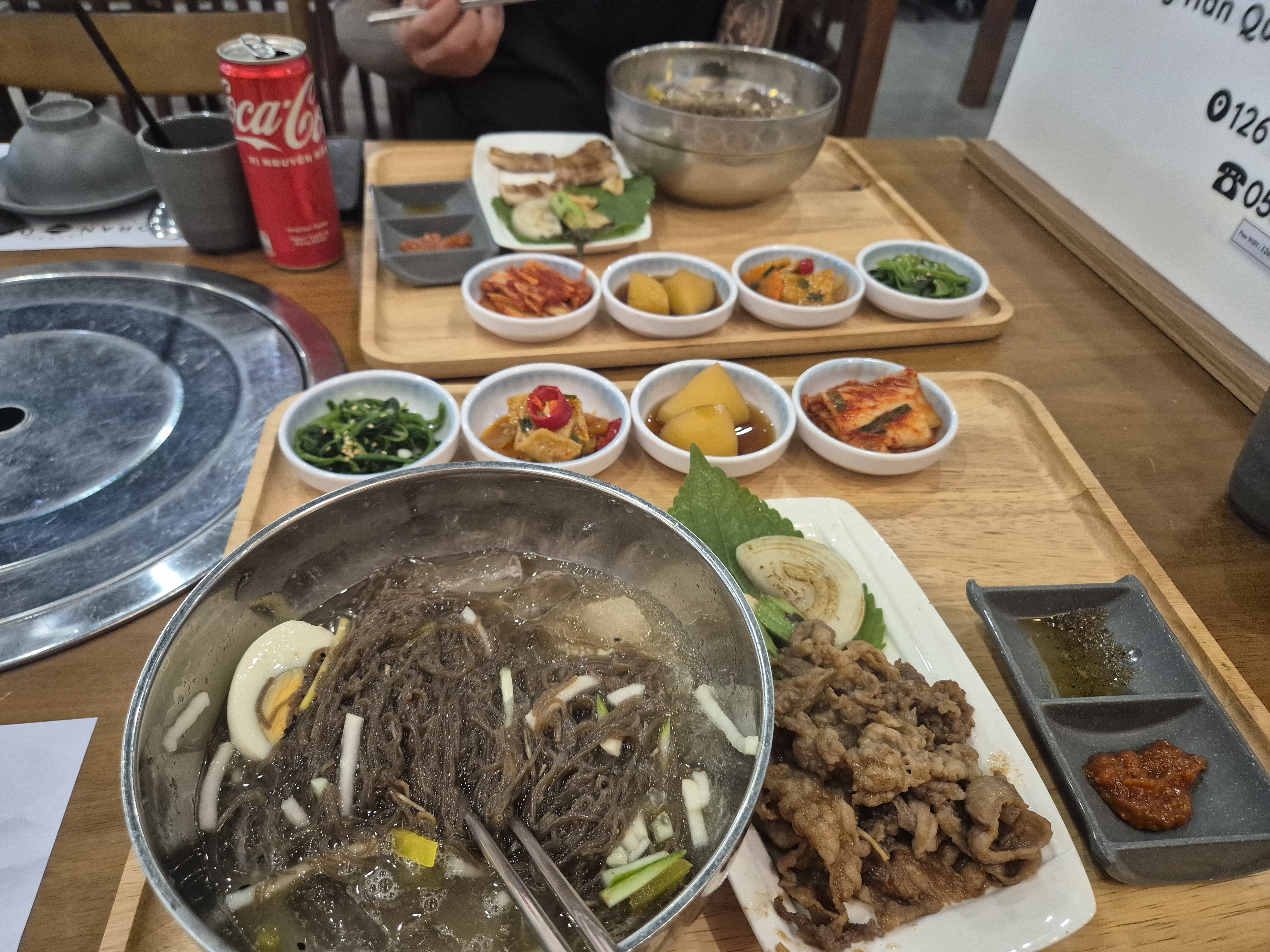 Set khay trưa trên khay gỗ tại Doran Doran: naengmyeon, bulgogi và banchan