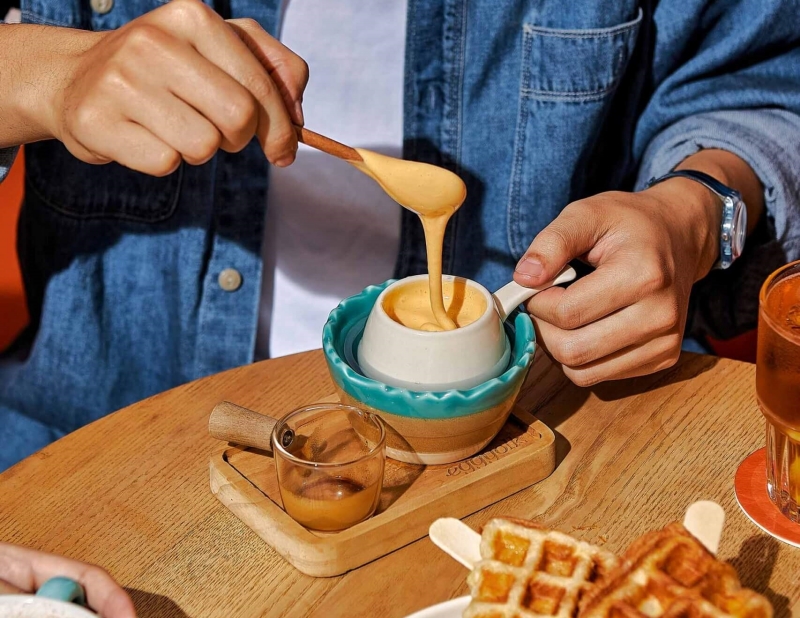Cà phê trứng đặc trưng với lớp kem vàng óng