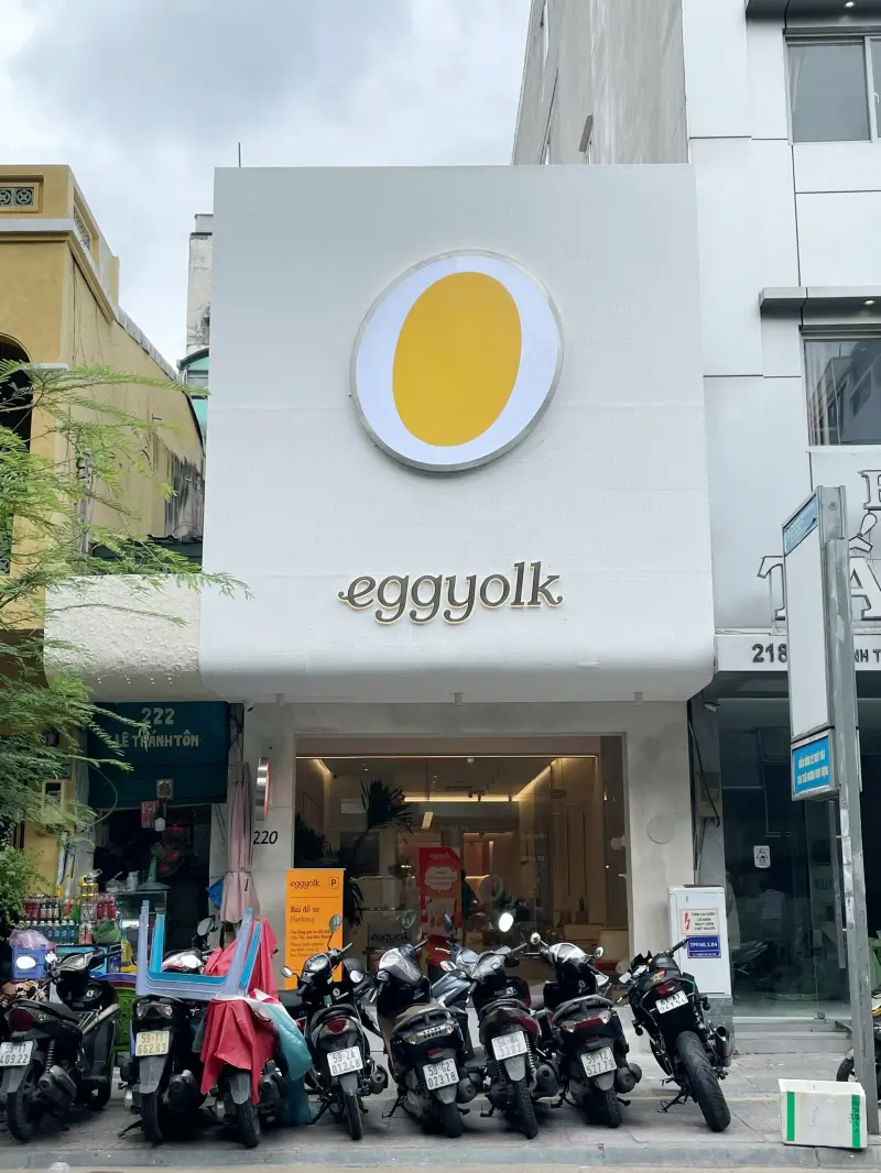 Mặt tiền flagship Eggyolk với biểu tượng trứng ốp la