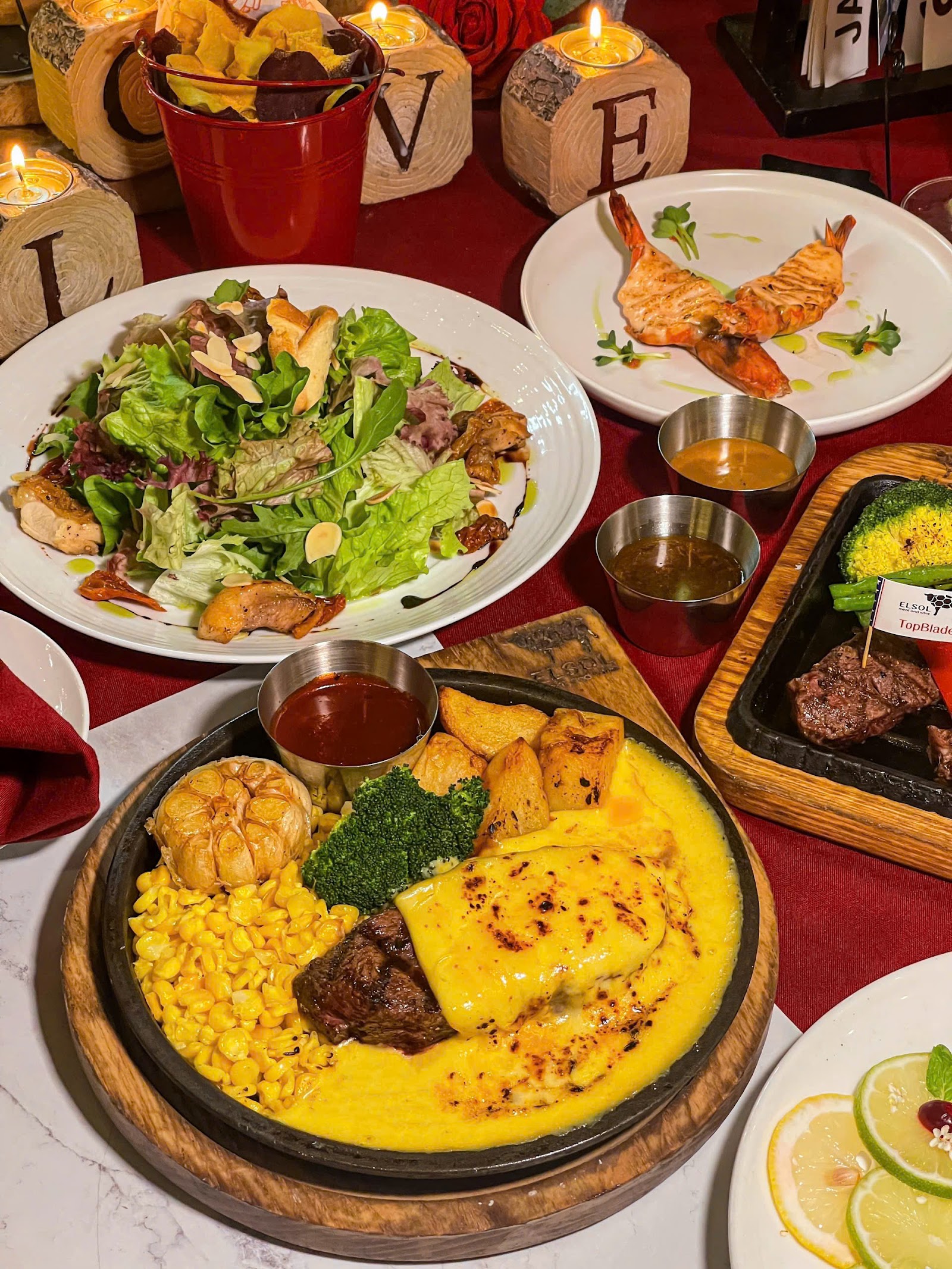 Bít tết, salad và tôm nướng dưới ánh nến tại Elsol