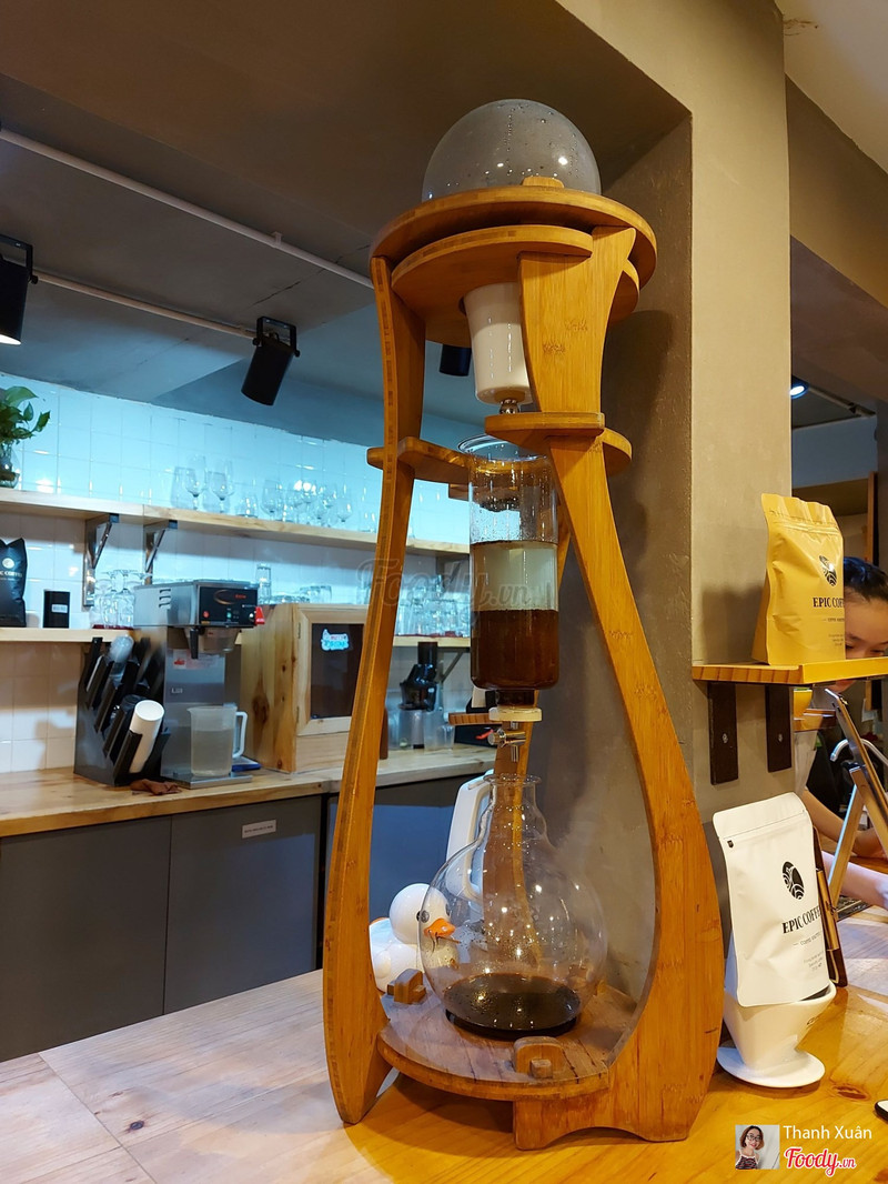 Tháp cold brew gỗ và bao hạt Epic trên quầy bar