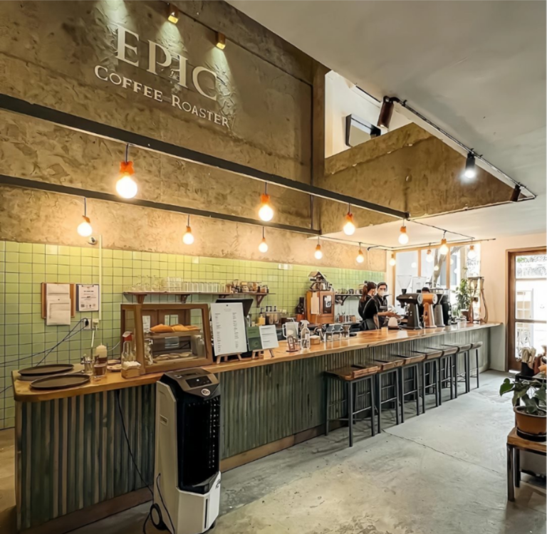Quầy bar Epic Coffee Roaster với bảng hiệu tường bê tông
