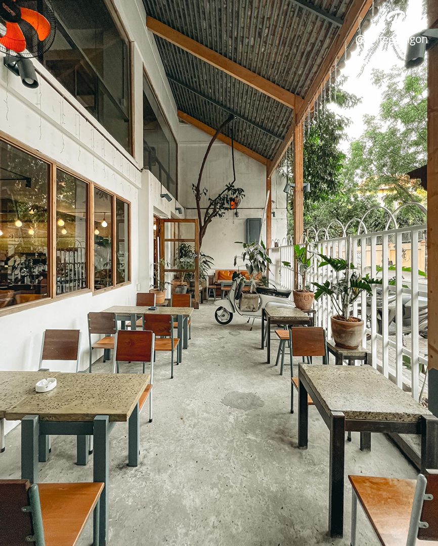 Sân hiên ngoài trời có mái che của Epic Coffee Roaster