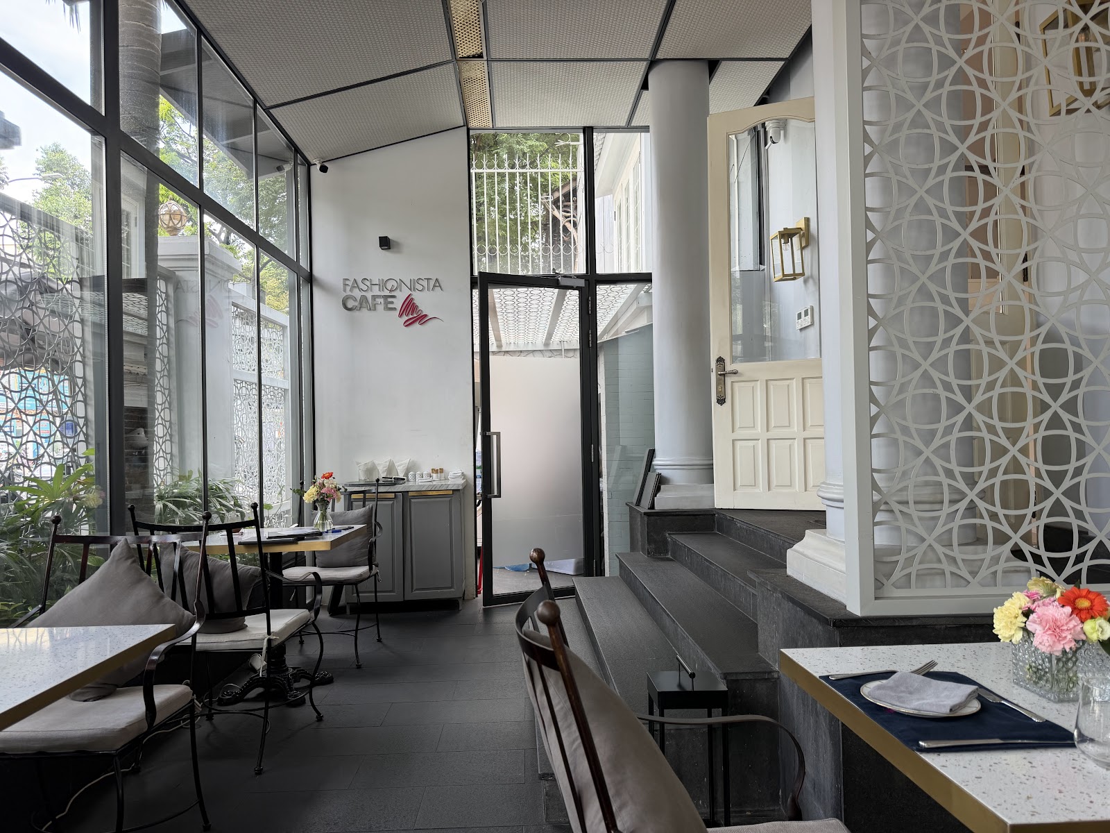 The entry with the Fashionista Café logo and lattice screen