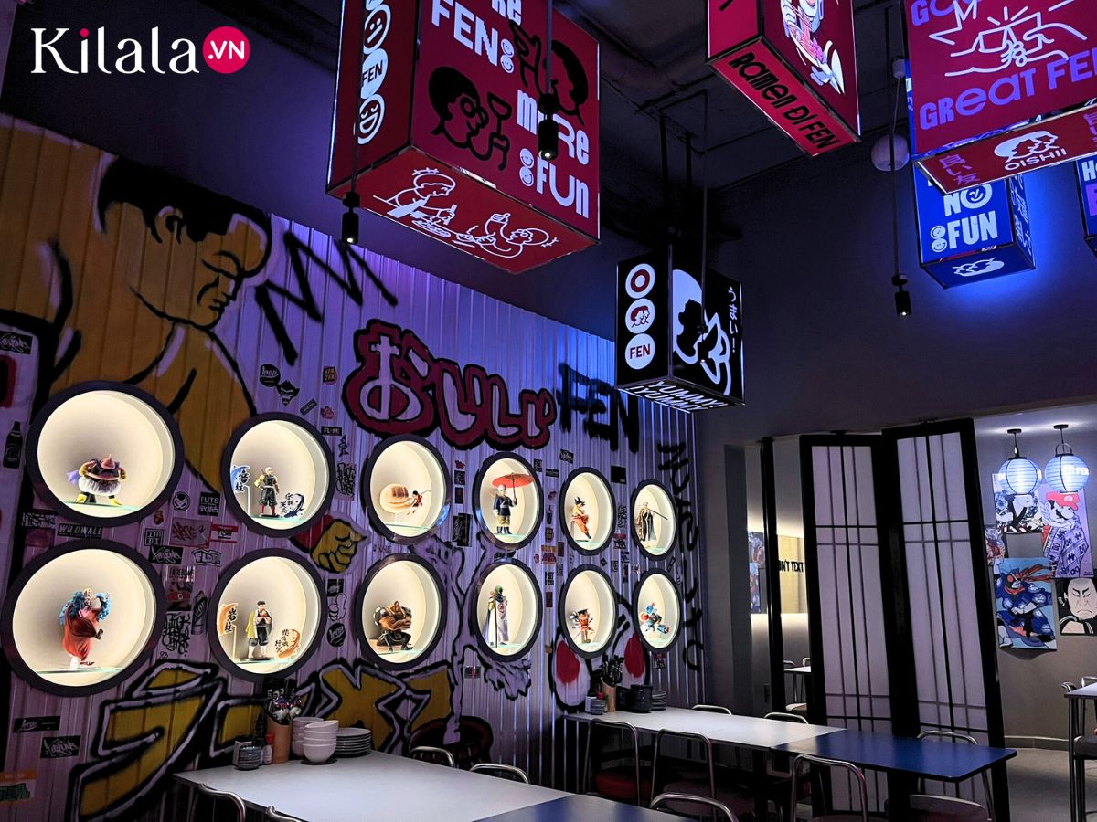 Phòng ăn rực neon của FEN Modern Izakaya — biển hiệu FEN treo trên bàn gỗ