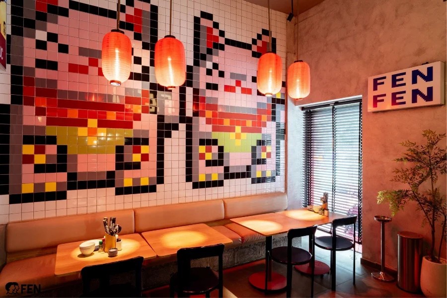 Tường gạch pixel mèo thần tài, đèn lồng giấy đỏ và biển FEN FEN trong phòng ăn