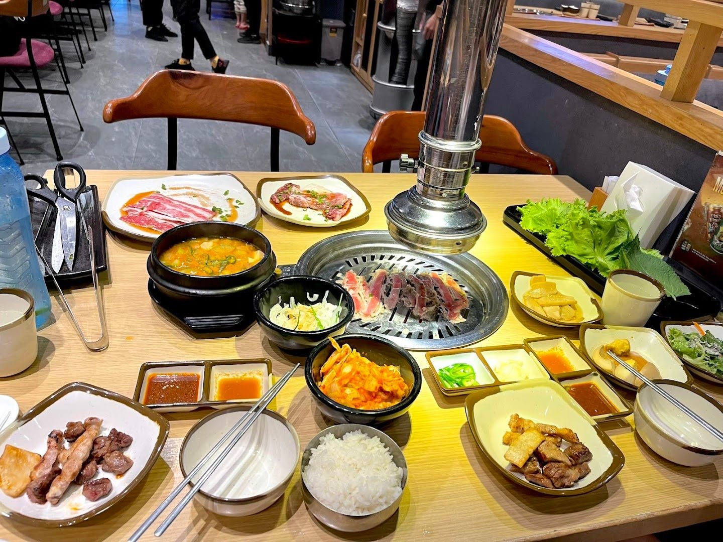 실제 손님의 테이블: 불판, 반찬, 탕, 밥, 고기 가위