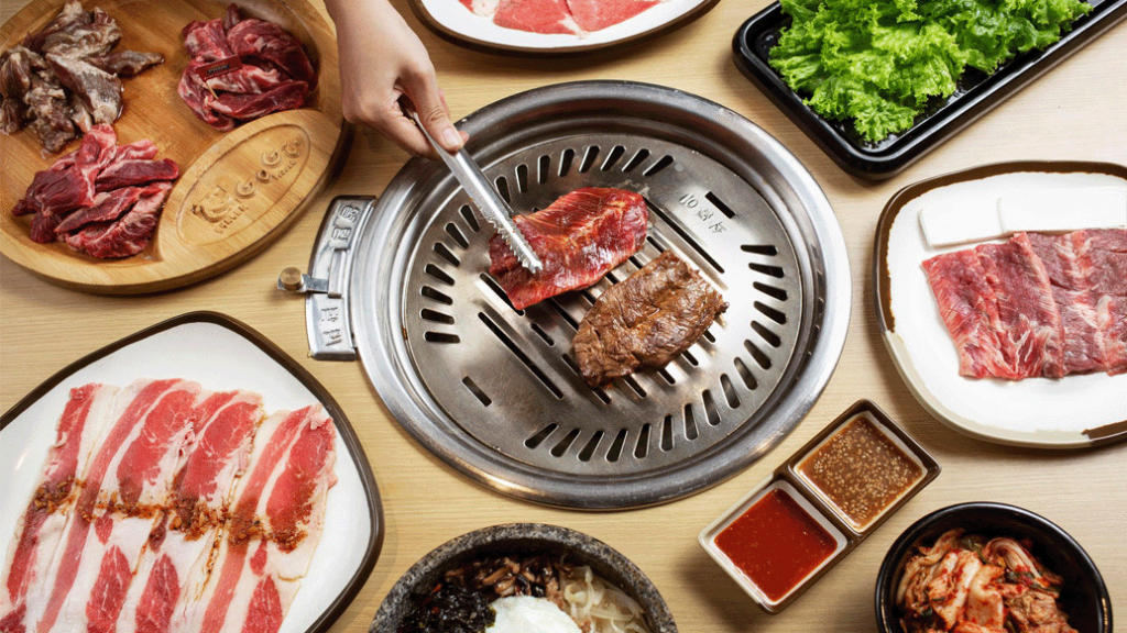 Mâm thịt thương hiệu: ba chỉ, sườn, xốt, kimchi