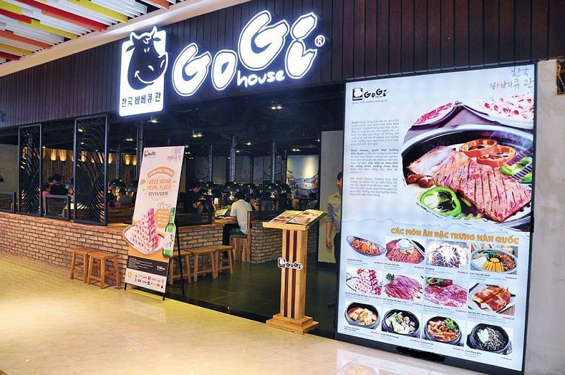 목재 테이블과 후드의 고기하우스 인테리어 — 다른 체인 지점