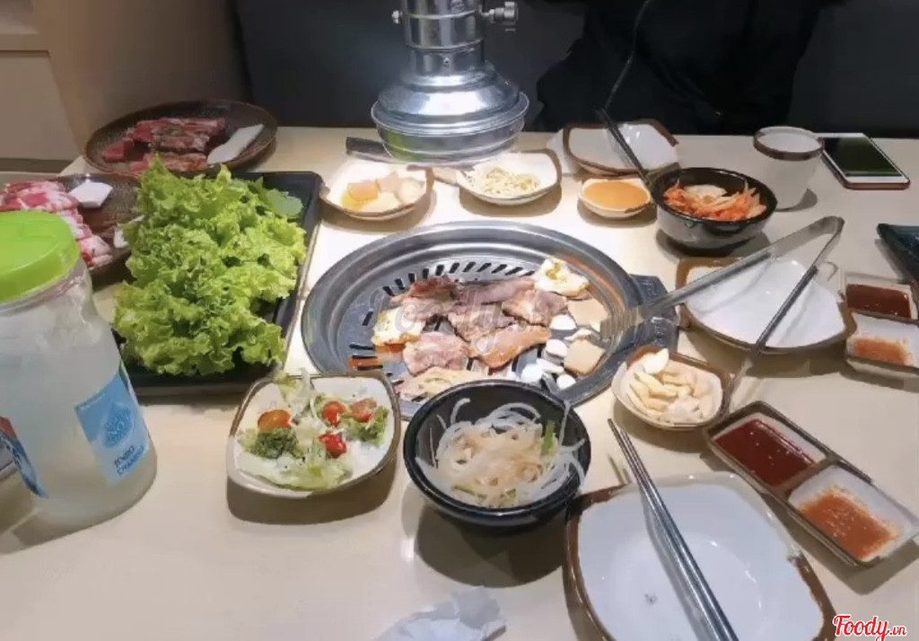 사이공 센터 지점의 둥근 숯불 테이블 그릴과 후드