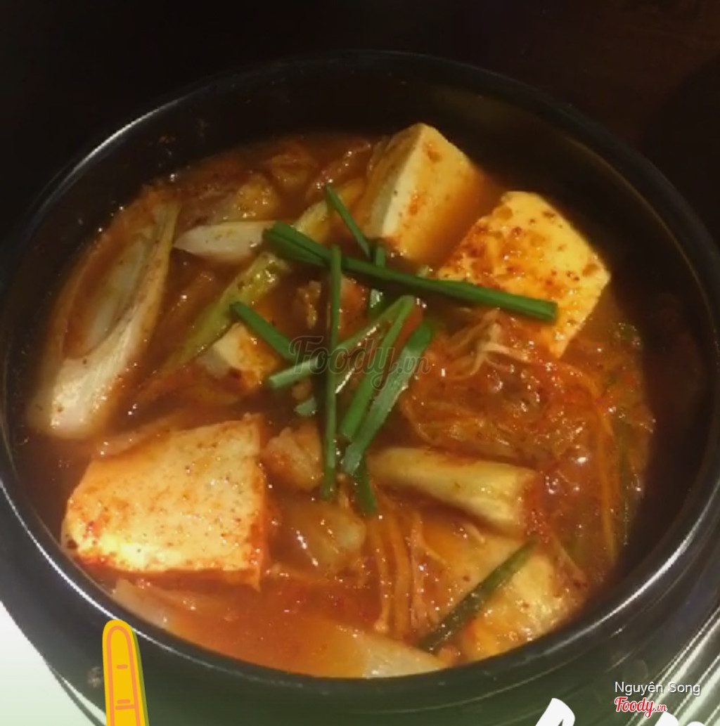 숯불 불판 위에서 지글거리는 고기