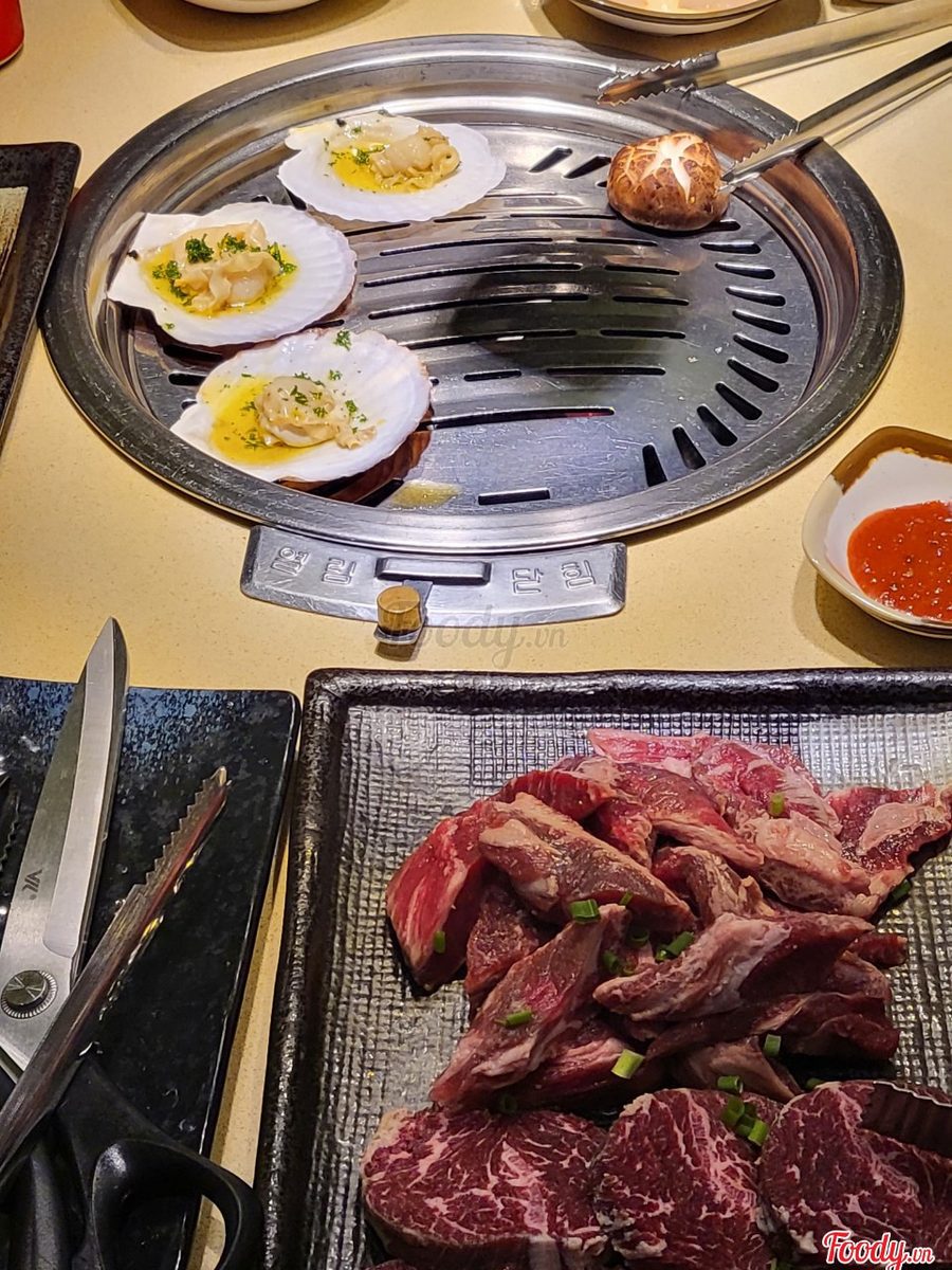 Scallops on the grate and a marbled beef tray