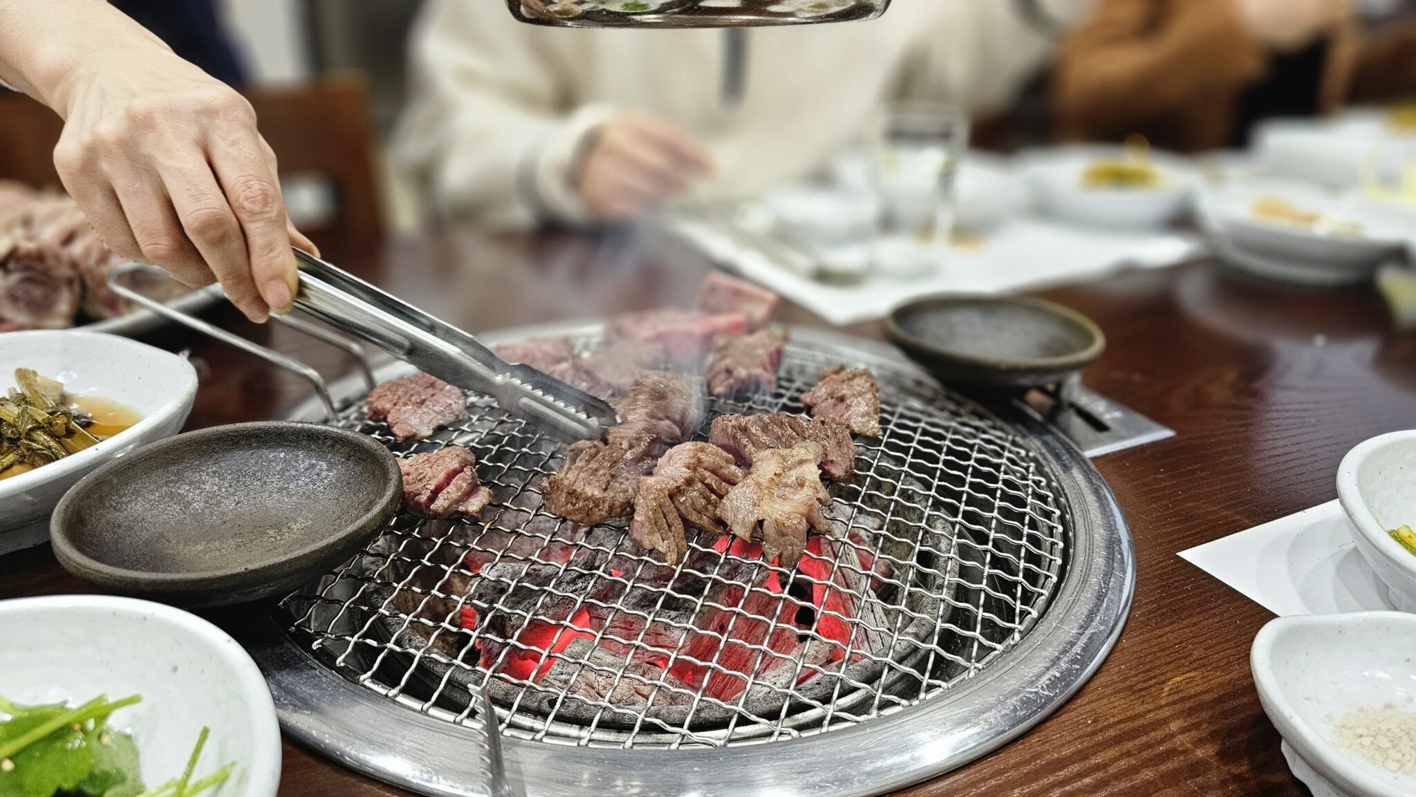 숯불 위에서 지글거리는 고기