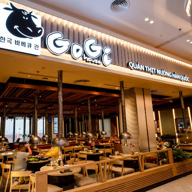 Smoke hoods over wooden tables in a GoGi space (another branch, toplist.vn)