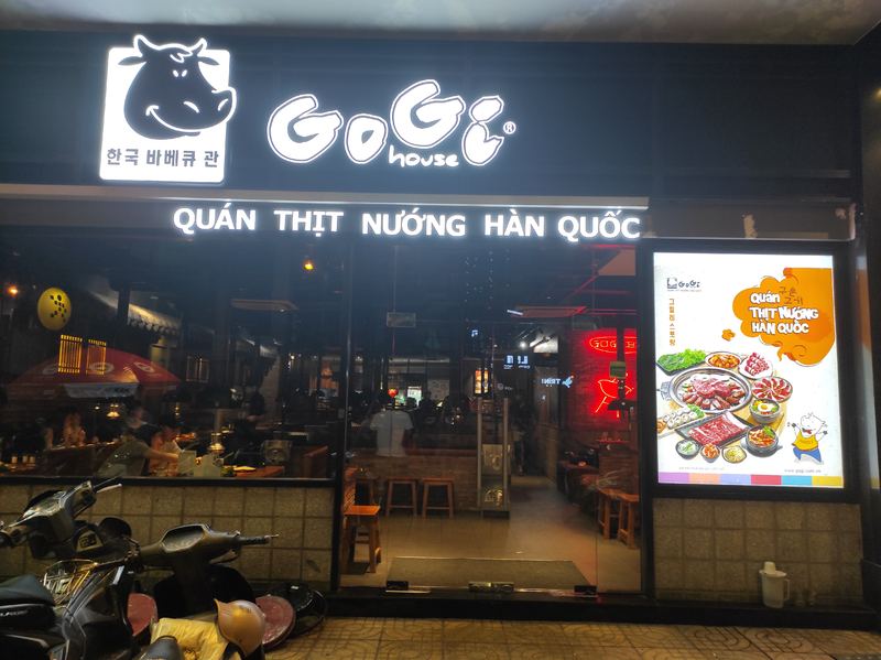Bảng hiệu bò cười phát sáng của GoGi về đêm (chi nhánh khác, danang.style)