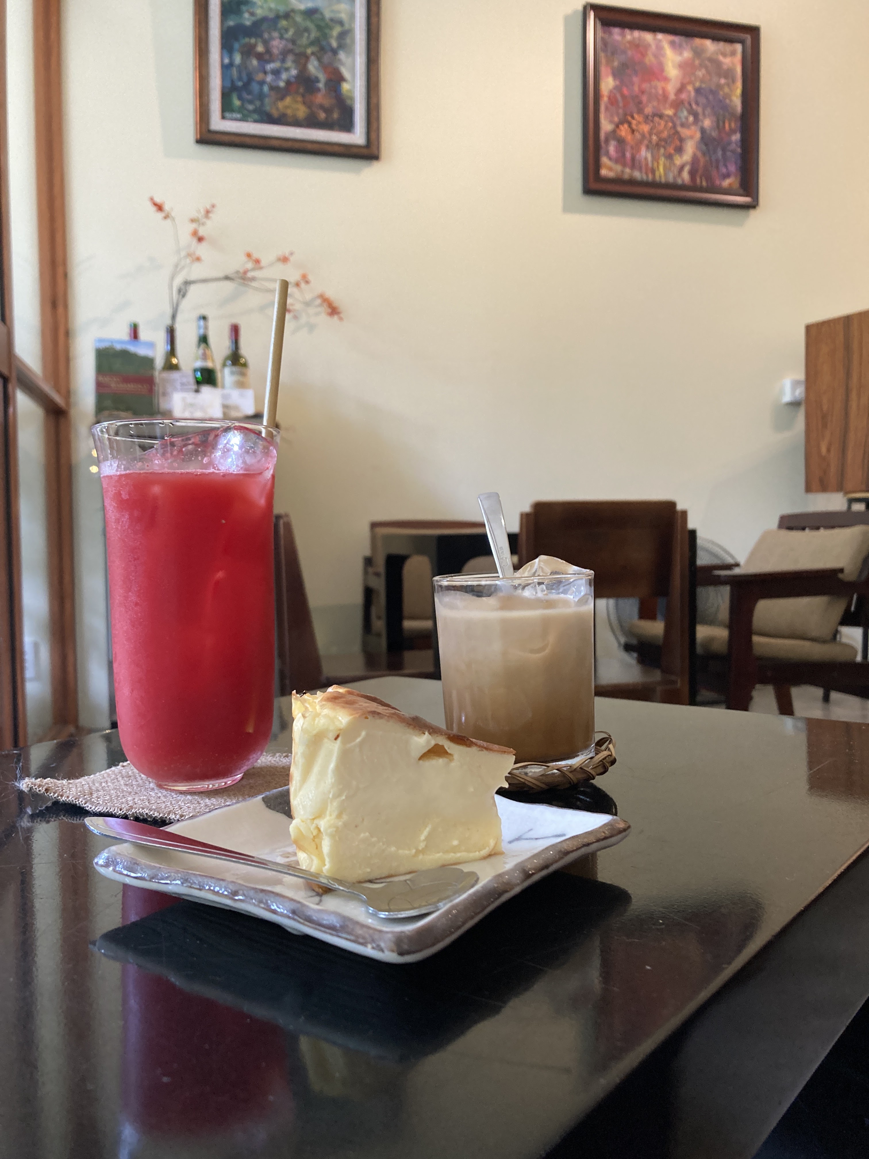 GRANDMUM CAFE — nội thất: ghế gỗ, tranh treo tường, cheesecake nướng