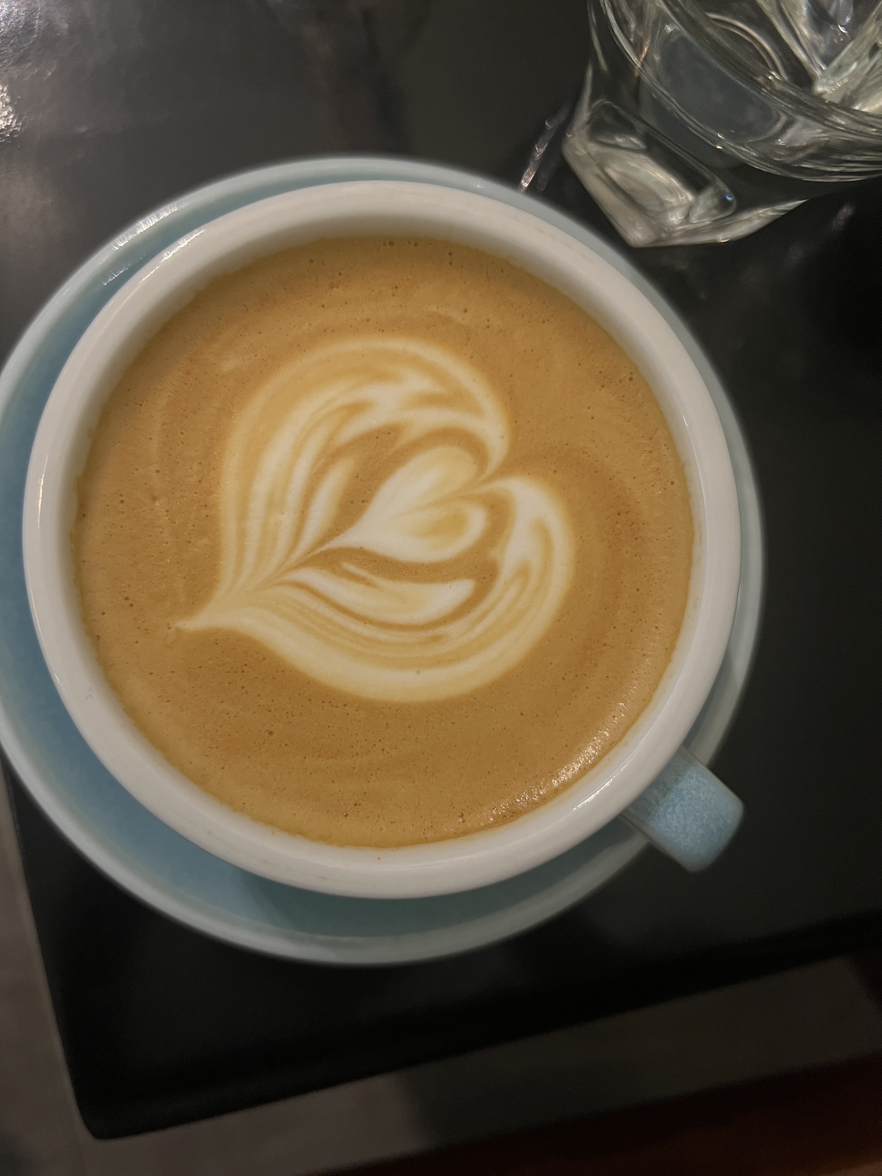 GRANDMUM CAFE — latte art trái tim trong tách gốm xanh-xám