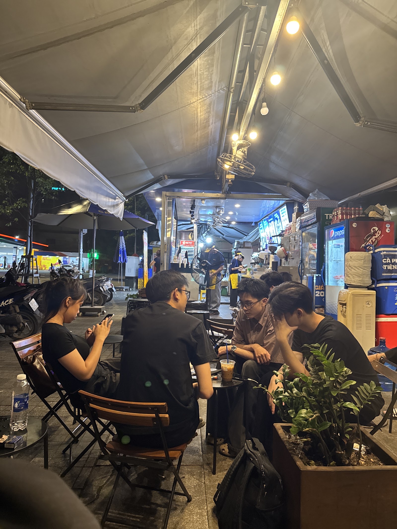 Không gian bên trong Guta Cafe