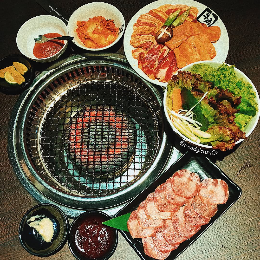 Thịt sống trên bếp than: sườn bò, ba chỉ heo, nước chấm