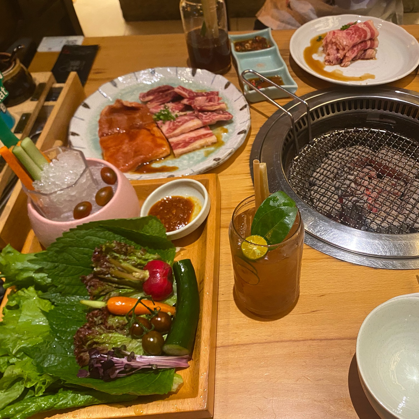 Bàn nướng than với thịt wagyu và rau củ tươi