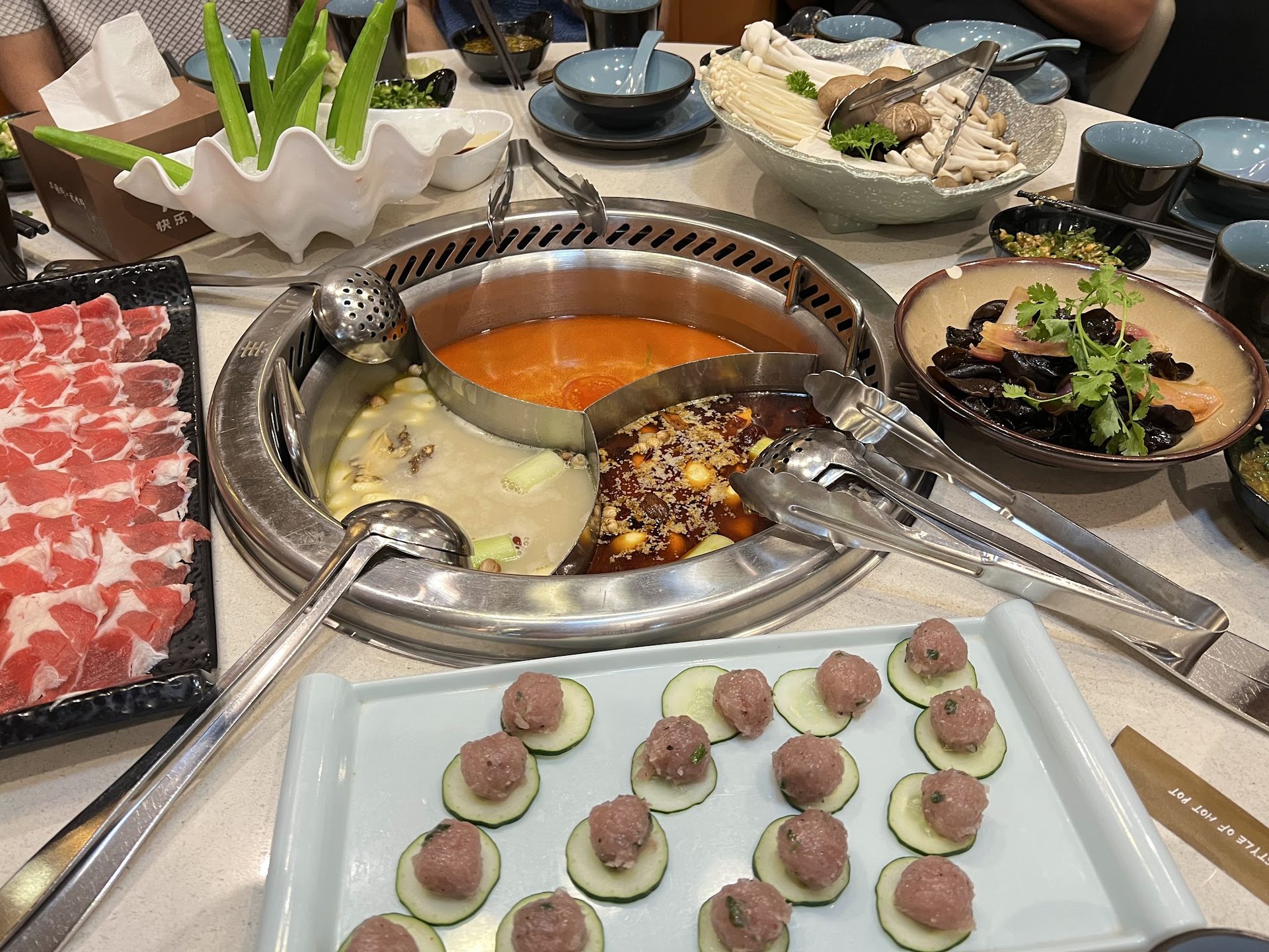 Happy Lamb Hotpot Vietnam의 분할 냄비
